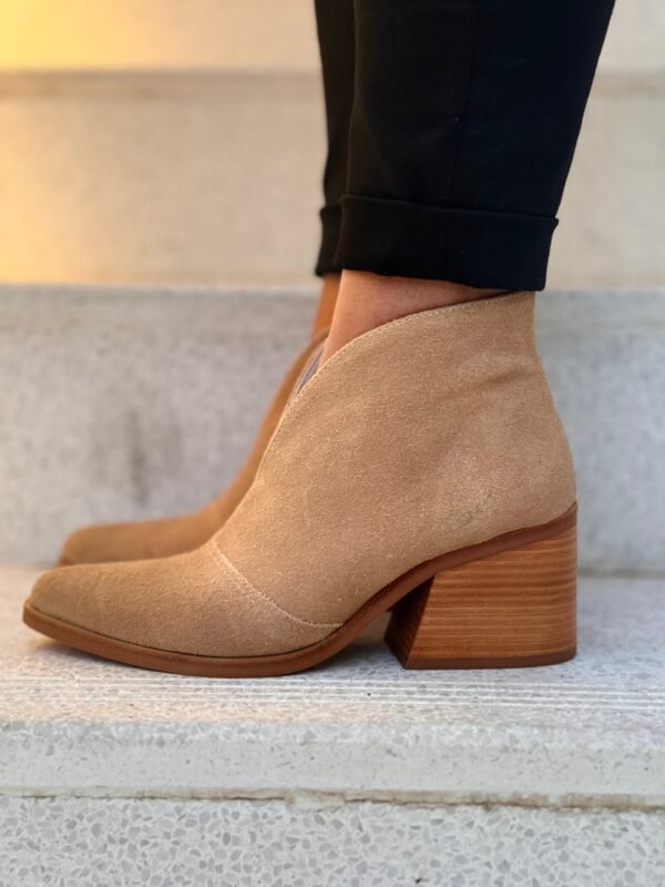 Botín de cuero gamuzado beige