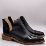 Botines de cuero negro con acabado charol