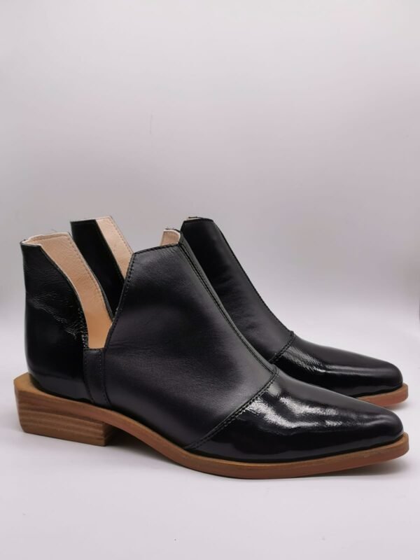 Botines de cuero negro con acabado charol