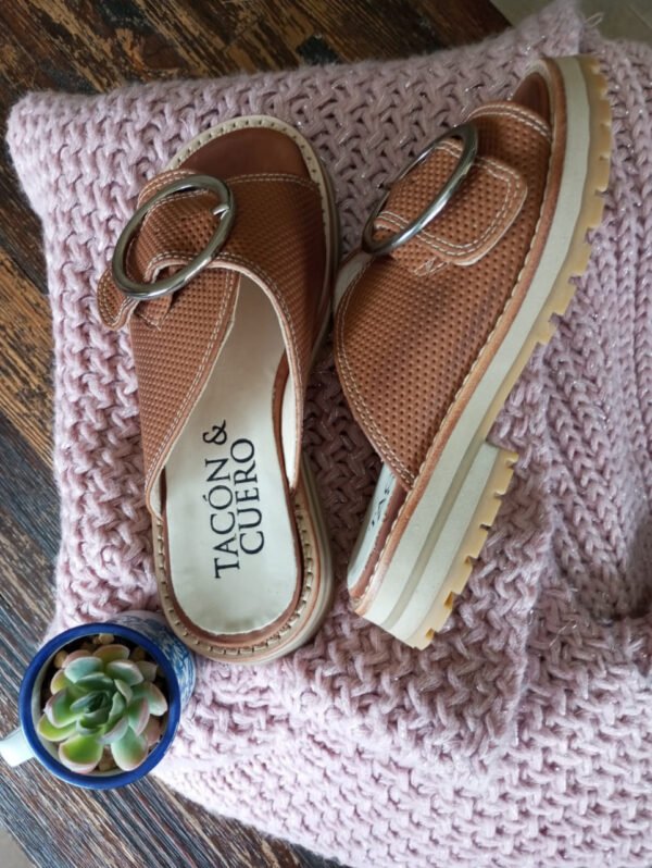 Sandalia con hebilla