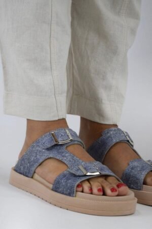 Chancla con detalle de hebillas