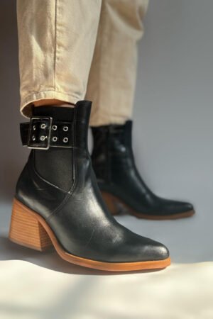 Botín de cuero negro combinado con gamuza