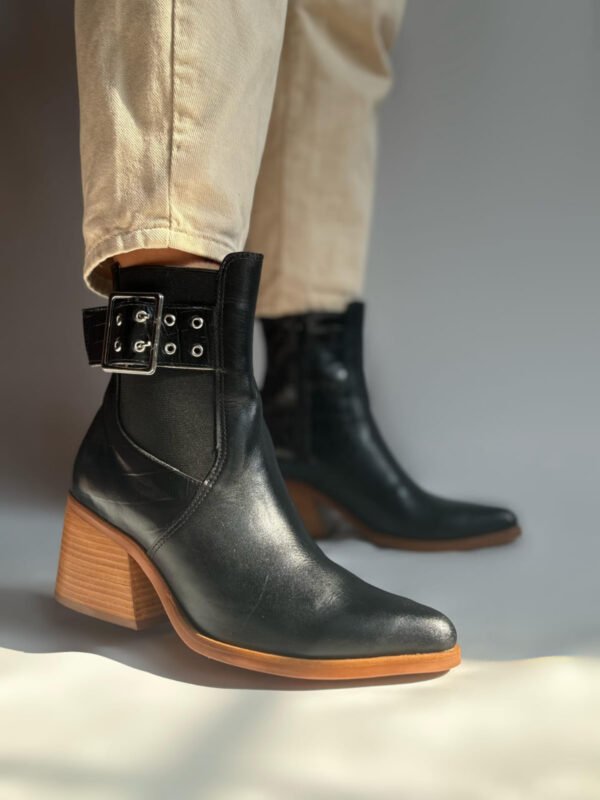 Botín de cuero negro combinado con gamuza