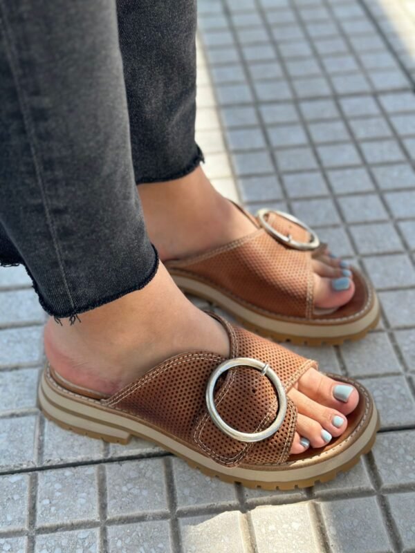 Sandalia con hebilla - Imagen 2