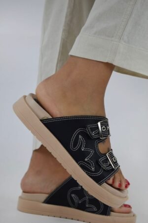 Chancla con detalle de costura y hebillas