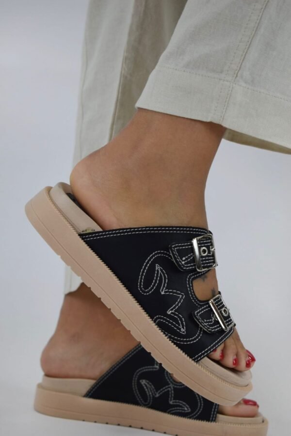 Chancla con detalle de costura y hebillas