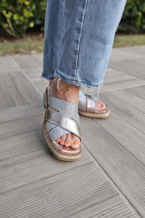 Sandalia con tiras cruzadas
