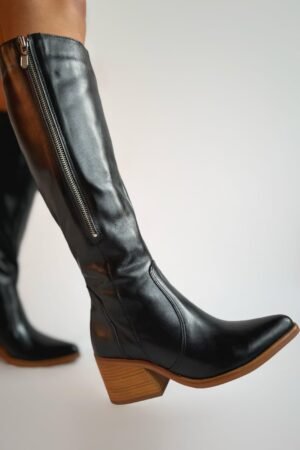 Bota extra larga en cuero negro