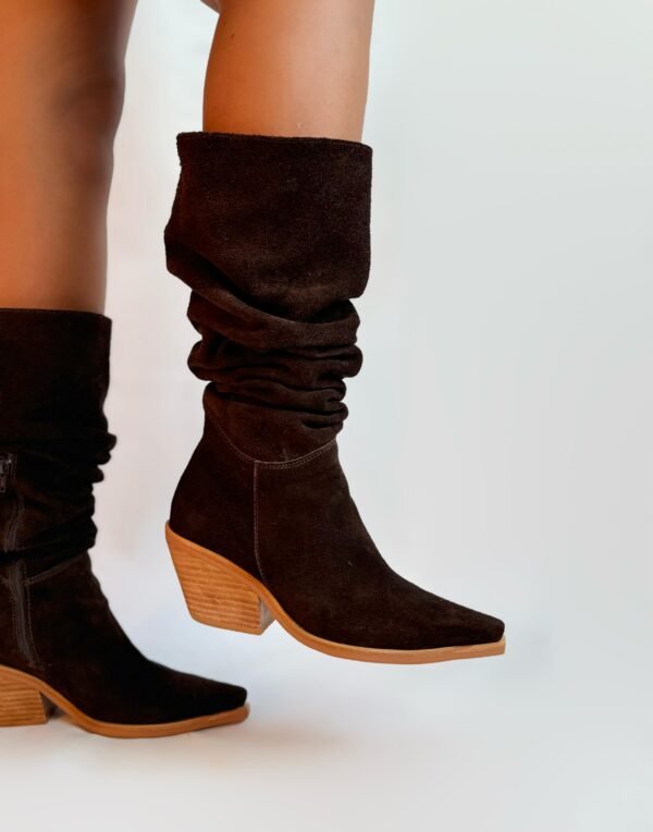 Bota extra larga en gamuza marrón chocolate - Imagen 2