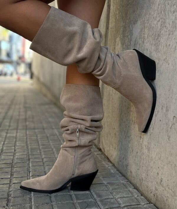 Botas extra largas en gamuza natural claro - Imagen 2