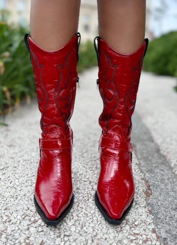 Bota tipo tejana en charol rojo cherry - Imagen 2