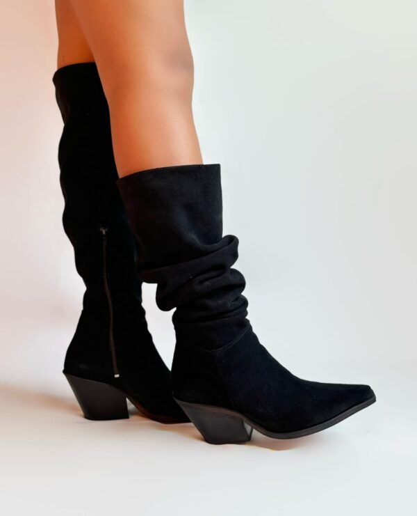 Botas extra largas en gamuza negra