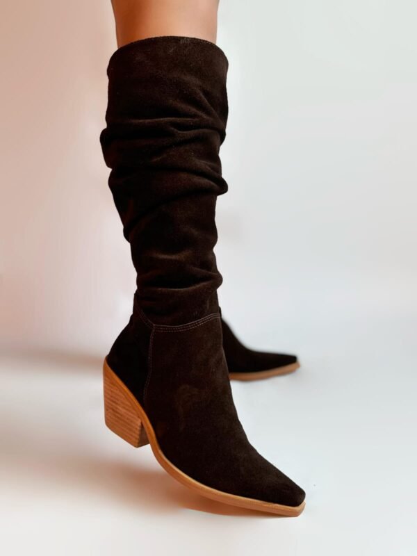 Bota extra larga en gamuza marrón chocolate