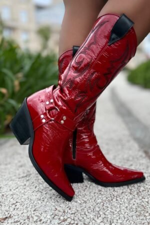Bota tipo tejana en charol rojo cherry