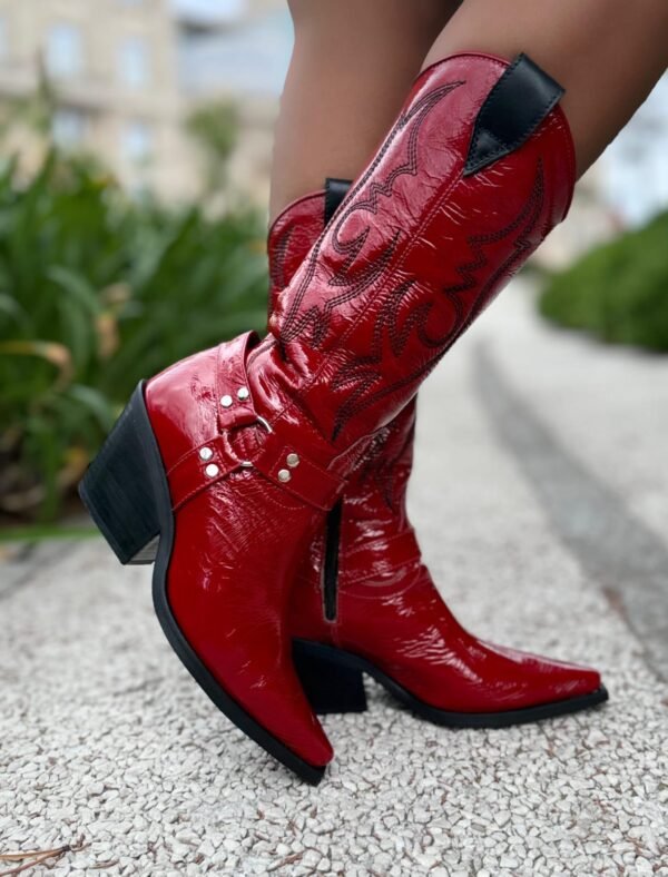 Bota tipo tejana en charol rojo cherry