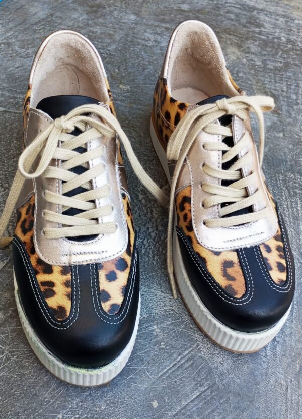 Deportivo casual acordonado de cuero combinado animal print - Imagen 2