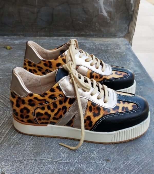 Deportivo casual acordonado de cuero combinado animal print
