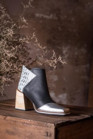 Botín en cuero negro con puntera plata